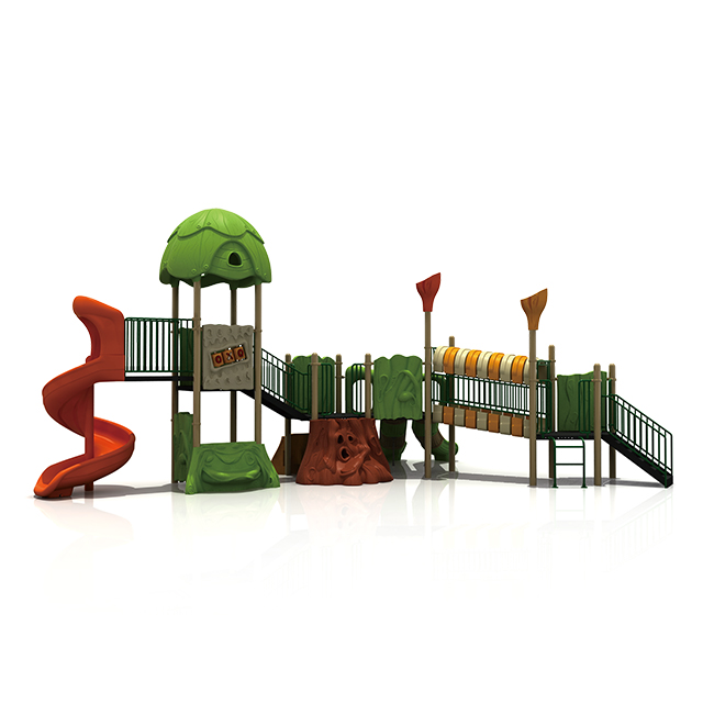 就学前の子供の屋外の緑の森の遊具